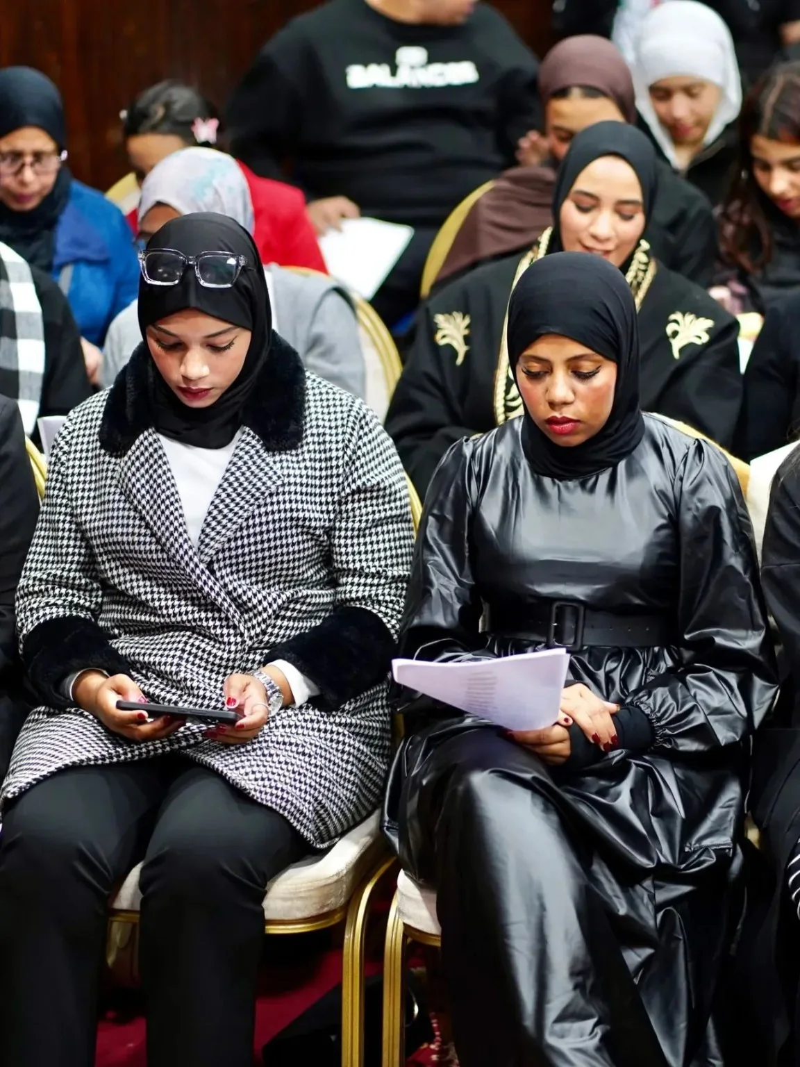 عضوات كورال سلا خلال التحضير والبروفة