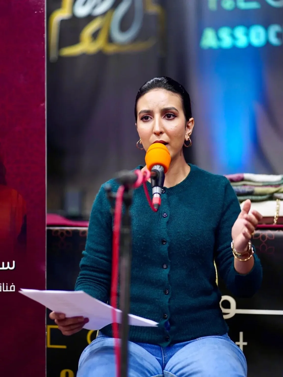 فنانة تغني خلال نشاط كورال سلا