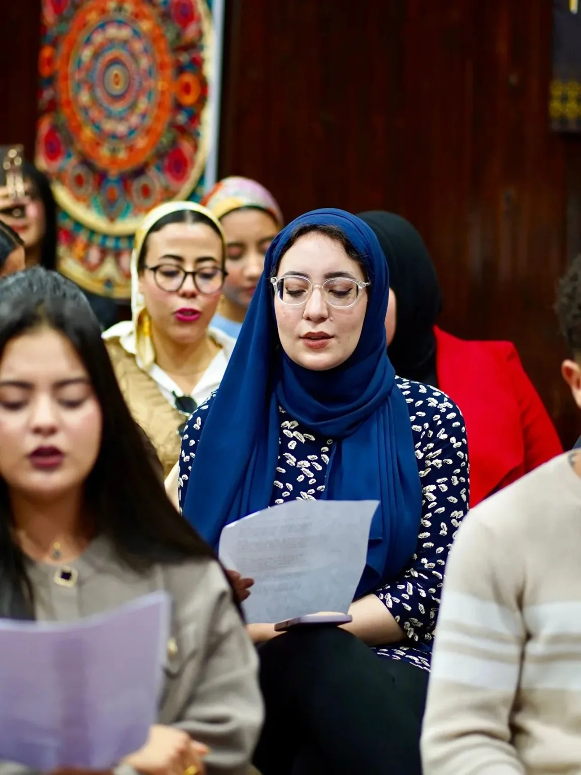 عضوة من كورال سلا خلال الغناء الجماعي