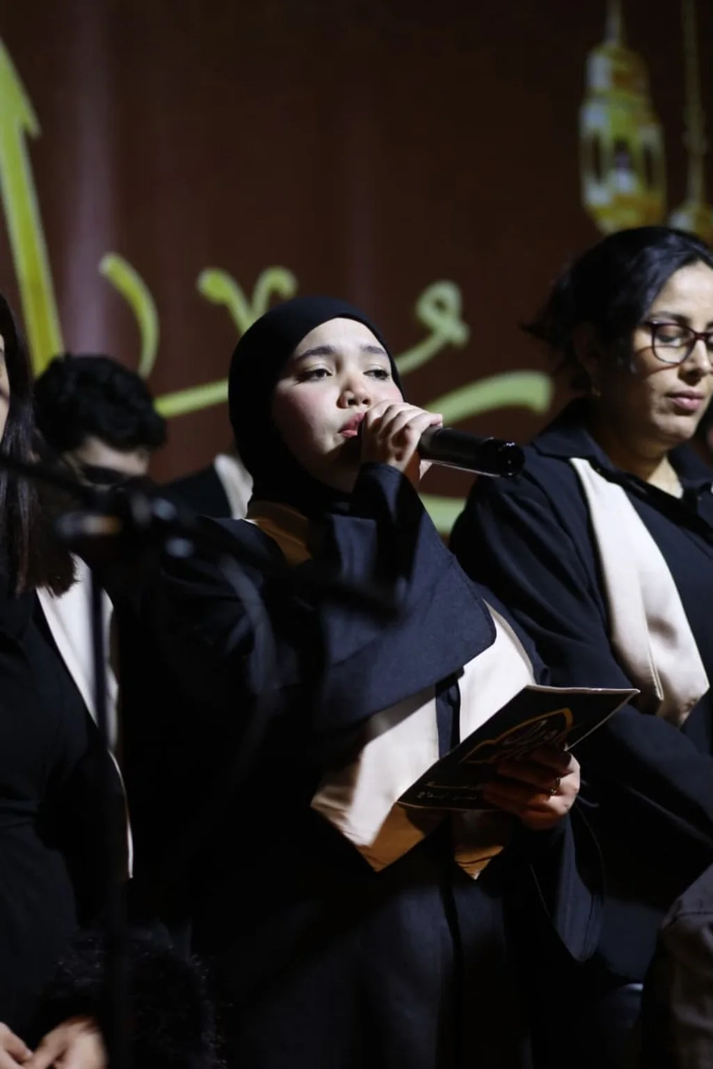 مغنية شابة فوق الخشبة